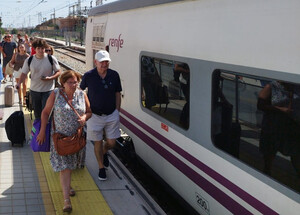 El Pleno de Almería debatirá exigir mejoras ferroviarias y alivios fiscales para el reparto de alimentos