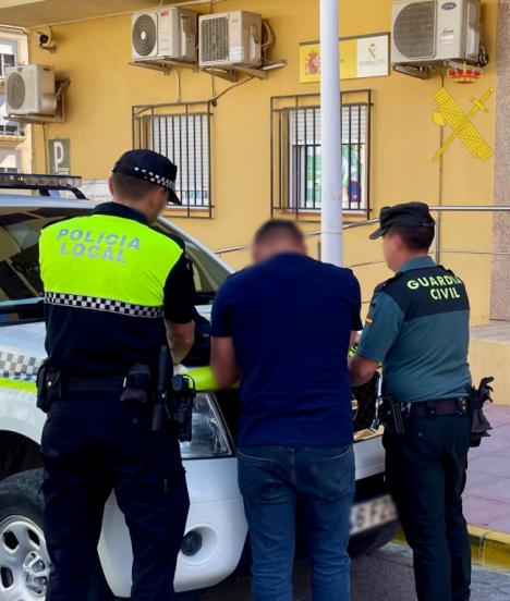 Detienen a un joven por tráfico de hachís en Albox tras denuncia vecinal