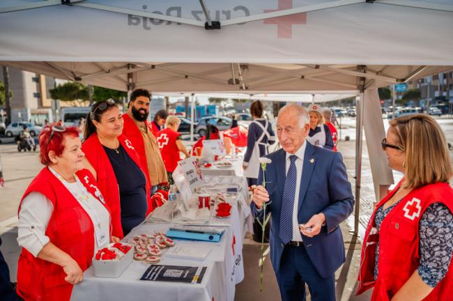 Gabriel Amat apoya el Día de la Banderita de Cruz Roja