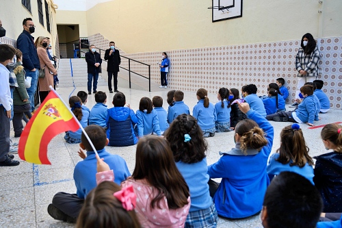 El alcalde celebra el Día de la Constitución con los alumnos del CEIP La Milagrosa