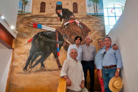Diego Ventura inmortaliza la huella de sus manos en la entrada a la Plaza de Toros de Roquetas de Mar