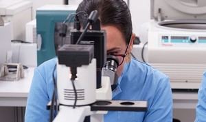 Investigadores de Granada desarrollan tijeras moleculares para combatir el VIH