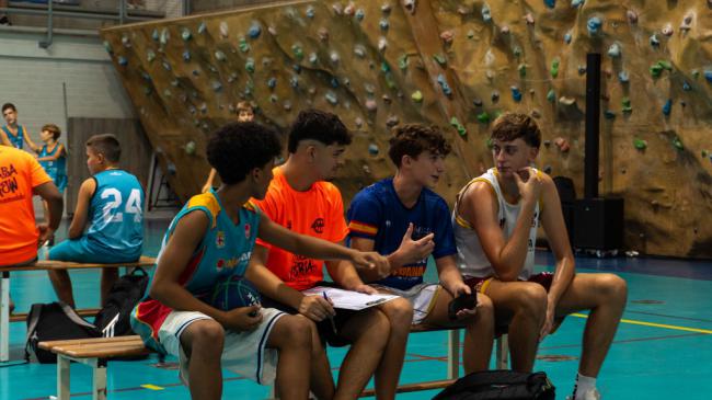 Más de 200 jugadores y 60 equipos se divierten jugando al baloncesto 3x3 en la Feria