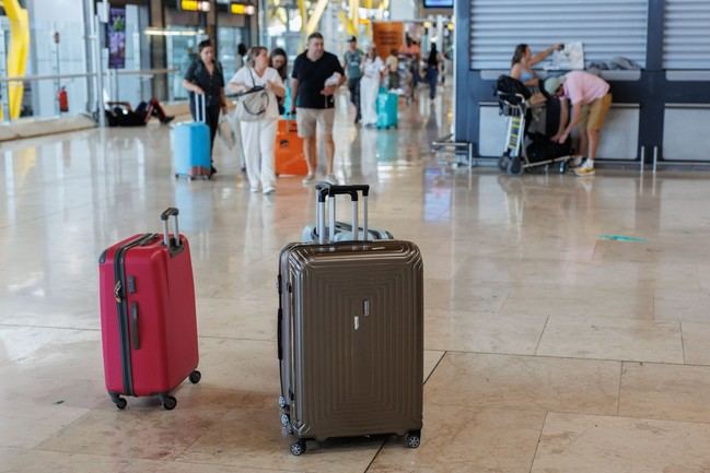 La UE permite a aerolíneas cobrar por equipaje de mano, España se opone
