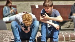 Australia prohíbe redes sociales a menores de 16 años para proteger su salud mental