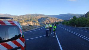 Dolores Martínez visita obras de accesos y refuerzo del firme en la A-348 de Fondón