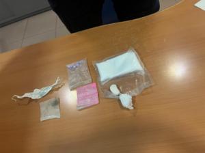 Le paran por ir con luces apagadas y le pillan un alijo de drogas