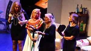Éxito de la comedia ‘Ni muerto ni rico, sino todo lo contrario’ de los alumnos de la Escuela de Teatro de Roquetas