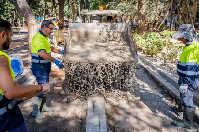 Trabajos de mantenimientos de los espacios públicos de Roquetas