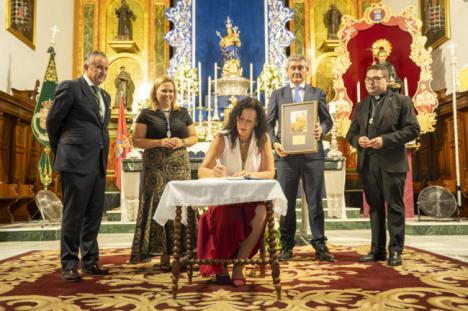 Alcaldesa de Almería presenta historia de la Hermandad