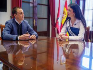 El alcalde de Vera recibe a la representante de Almería en Miss RNB España 2026
