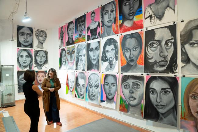 La Fuerza Femenina del Cine Cuelga en Almería: Heva Fuentes y sus ‘34 Rostros’