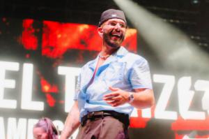 Manuel Turizo canta sus grandes temas en la abarrotada Plaza de Toros de Roquetas de Mar