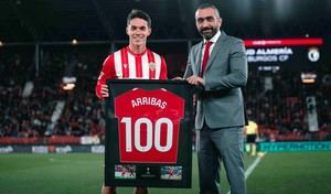 Arribas celebra su centenar de partidos con el Almería