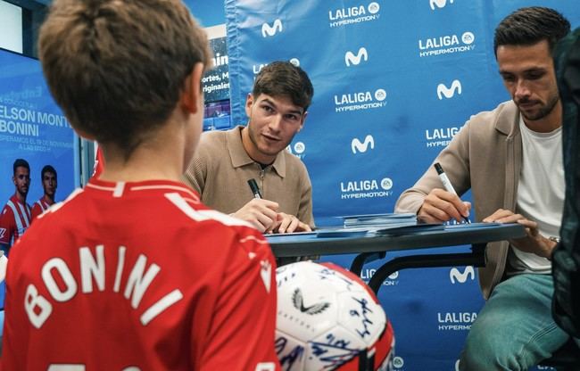 Fervor rojiblanco en la firma de autógrafos