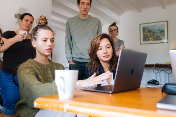 El 57% de los universitarios andaluces trabaja al año de titularse