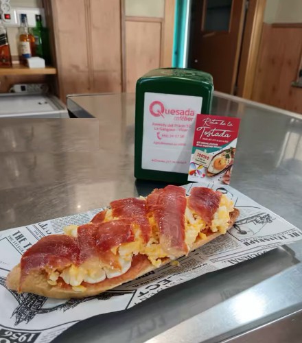 El alcalde de Vícar obsequia mochilas en la Ruta de la Tostada