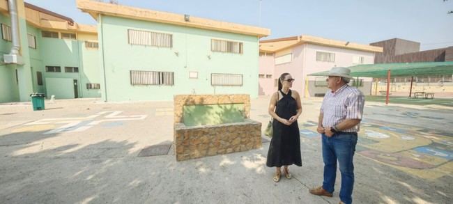 El alcalde inspecciona la renovación de la fachada del CEIP Virgen de la Paz