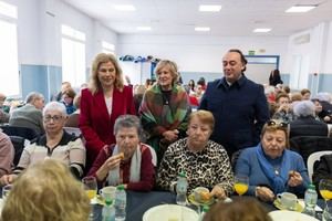 El Ayuntamiento organiza desayunos navideños para personas mayores en Almería