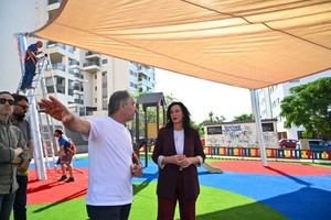 Instalan toldos en parque infantil de Villablanca para mayor sombra