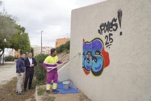 El Ayuntamiento de Almería duplica la limpieza de pintadas vandálicas en 2025