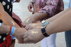 El Ayuntamiento de Vícar se ilumina en amarillo por los niños con cáncer