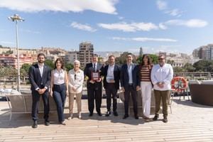 El megayate VidantaWorld’s Elegant debuta en el puerto de Almería