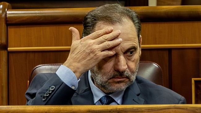 El Supremo sugiere juicio a Ábalos y otros por irregularidades en compra de mascarillas