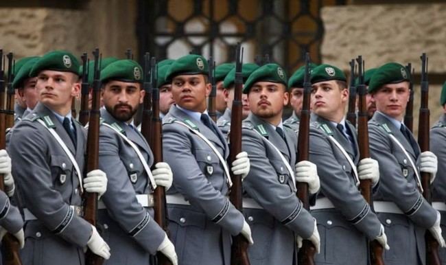Alemania introduce servicio militar voluntario ante escasez de reclutas