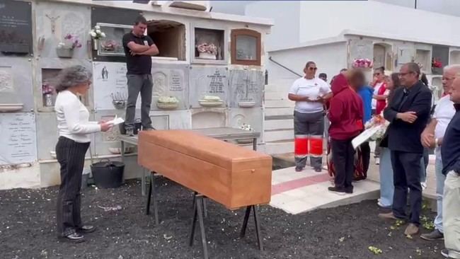 Triste despedida de la niña fallecida en el hundimiento del cayuco en El Hierro