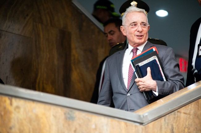 Álvaro Uribe, exmandatario colombiano, recibe 12 años de prisión domiciliaria