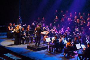 El Auditorio de Roquetas se rinde ante el espíritu solidario de ‘El latido del góspel’