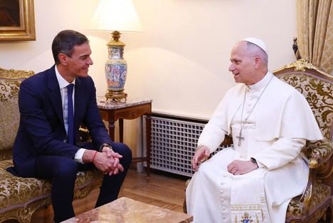 Sánchez obsequia al Papa un bonsái de olivo en su visita a España