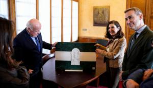 El mármol de Almería presidirá el Parlamento andaluz con una bandera esculpida en Fines
