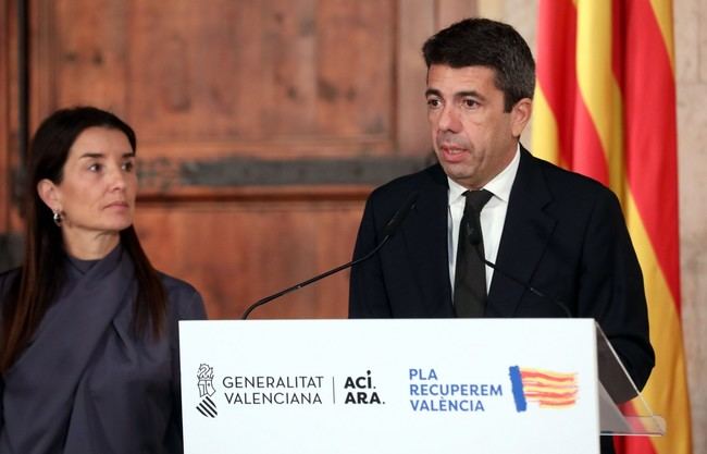 Carlos Mazón acompaña a Maribel Vilaplana a un aparcamiento en El Ventorro