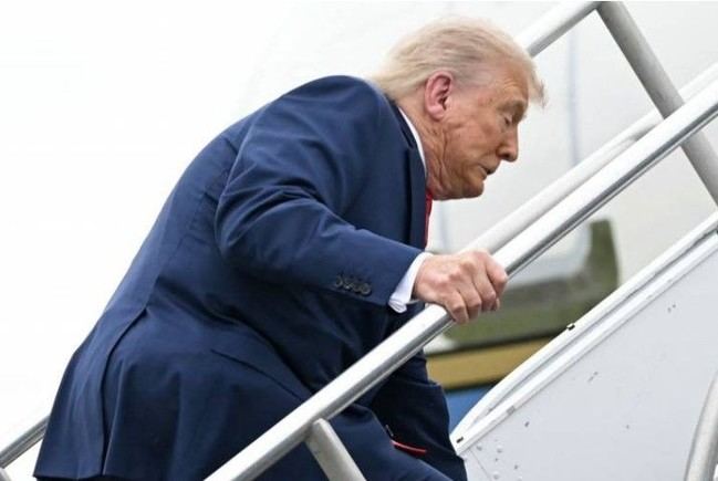 Trump tropieza al subir al avión y recuerdan sus burlas a Biden