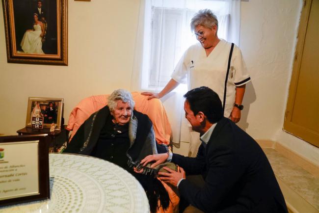 Homenaje a María Eugenia Bernabé que pronto cumplirá 102 años