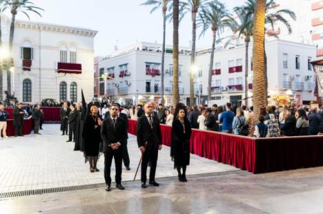 El presidente de la Diputación participa en la procesión del Santo Sepulcro