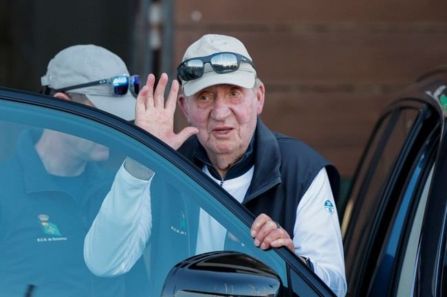 Juan Carlos I evade preguntas sobre conciliación con Revilla mencionando el buen clima en Sanxenxo