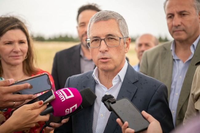 Comunidades exigen la destitución de Hugo Morán por el informe del lobo