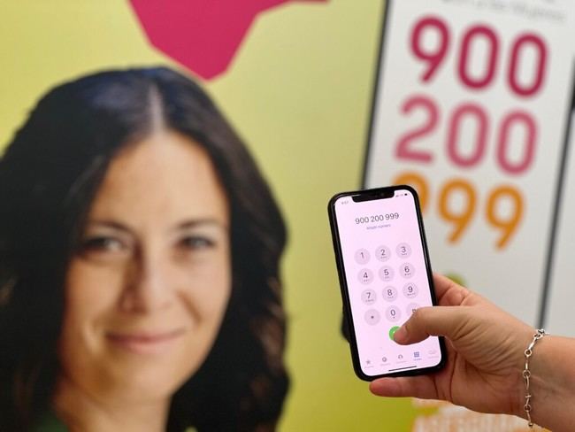 El teléfono andaluz para mujeres en Almería amplía su atención a 72 idiomas