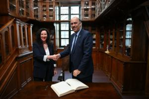 La alcaldesa de Almería recibe al embajador de la República Argentina en España
