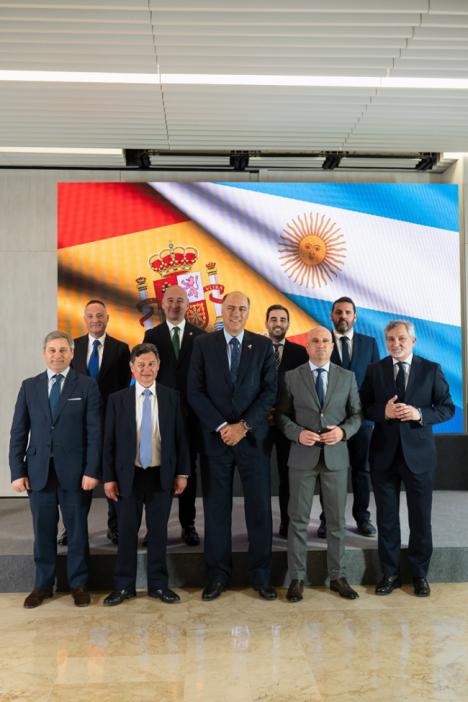 El presidente de Diputación recibe al embajador de Argentina en España