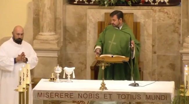 Cura de Valdepeñas defiende dignidad de temporeros en sermón viral