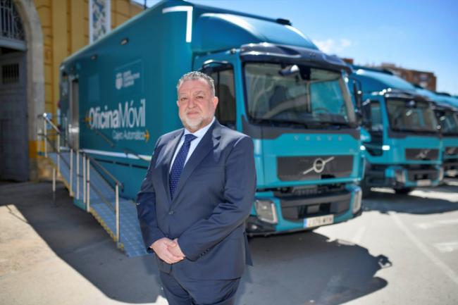 Una nueva oficina móvil de Cajamar atiende a nueve pequeñas poblaciones más de Almería