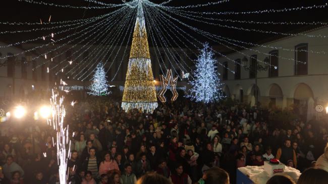 La ilusión invade Berja con el encendido navideño y un show aéreo
