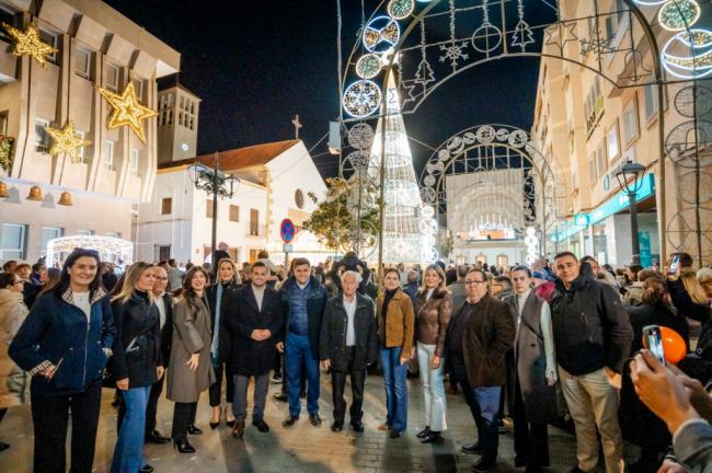 Roquetas de Mar da la bienvenida a la Navidad con un espectacular encendido