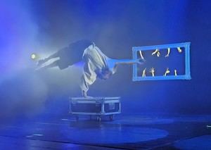 Éter: Un viaje de luz y movimiento en el Teatro Apolo