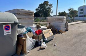 Una modificación del contrato justifica el retraso de los nuevos contenedores de basura en Almería