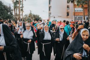 Roquetas de Mar pone fin al Carnaval con un gran desfile de las agrupaciones y el Entierro de la Sardina